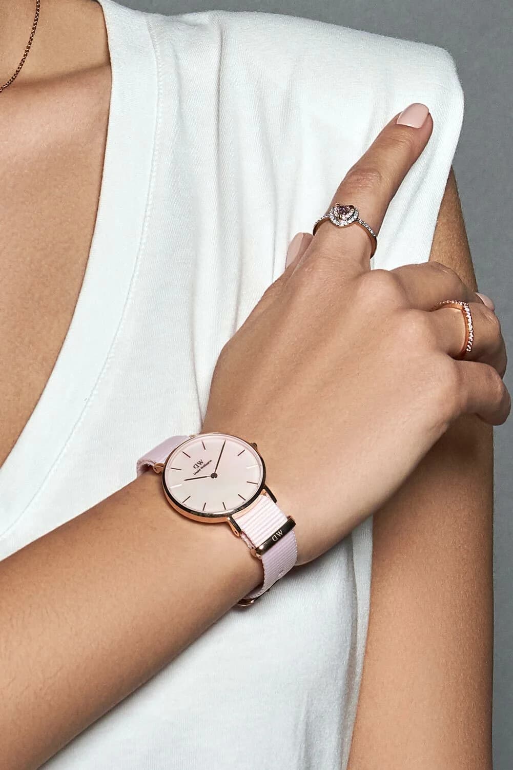 Cadran rose de la montre Daniel Wellington DW00100512 en détail