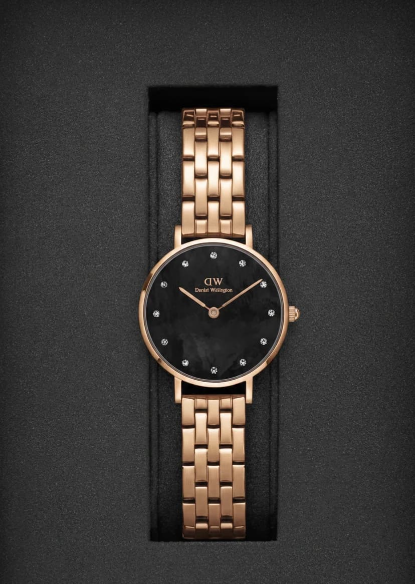 Cadran noir de la montre Daniel Wellington DW00100660 en détail