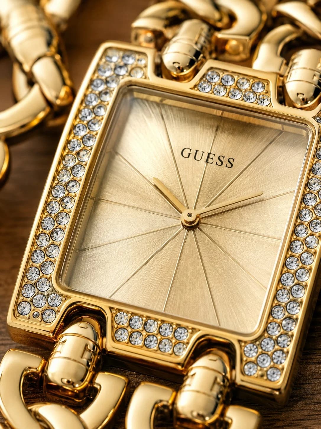 Cadran or de la montre Guess W0072L1 en détail