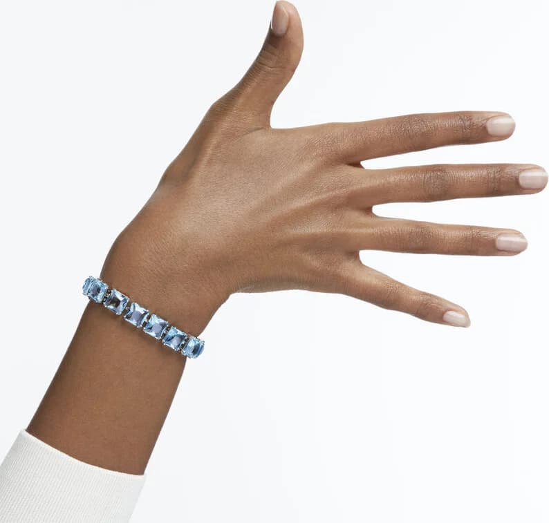 Boîtier Swarovski 5614924 en acier rhodié, lunette lisse, vue de profil fine et sophistiquée pour un port quotidien