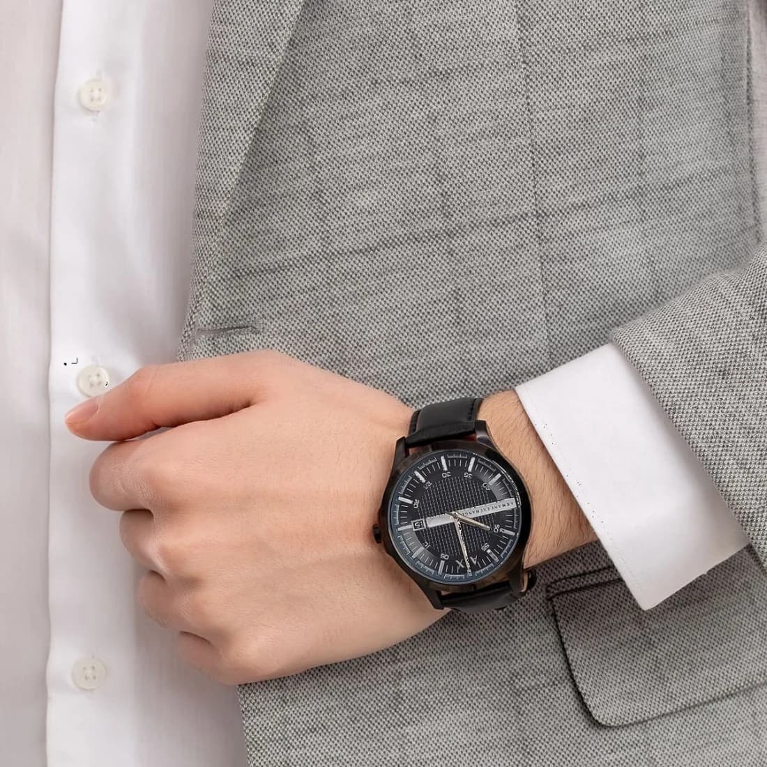 Boîtier Armani Exchange AX2411 en acier inoxydable brossé, lunette fine polie, vue de profil dévoilant son design fin et moderne