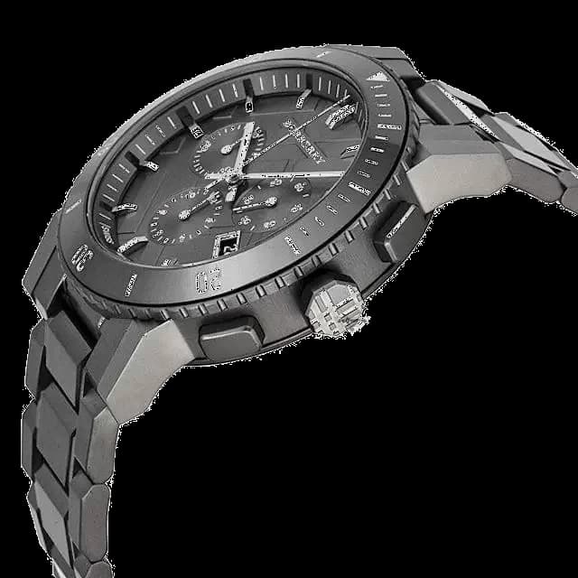 Bracelet Burberry BU9381 en acier gris brossé à maillons polis, fermoir déployant sécurisé avec double poussoir, confort et robustesse