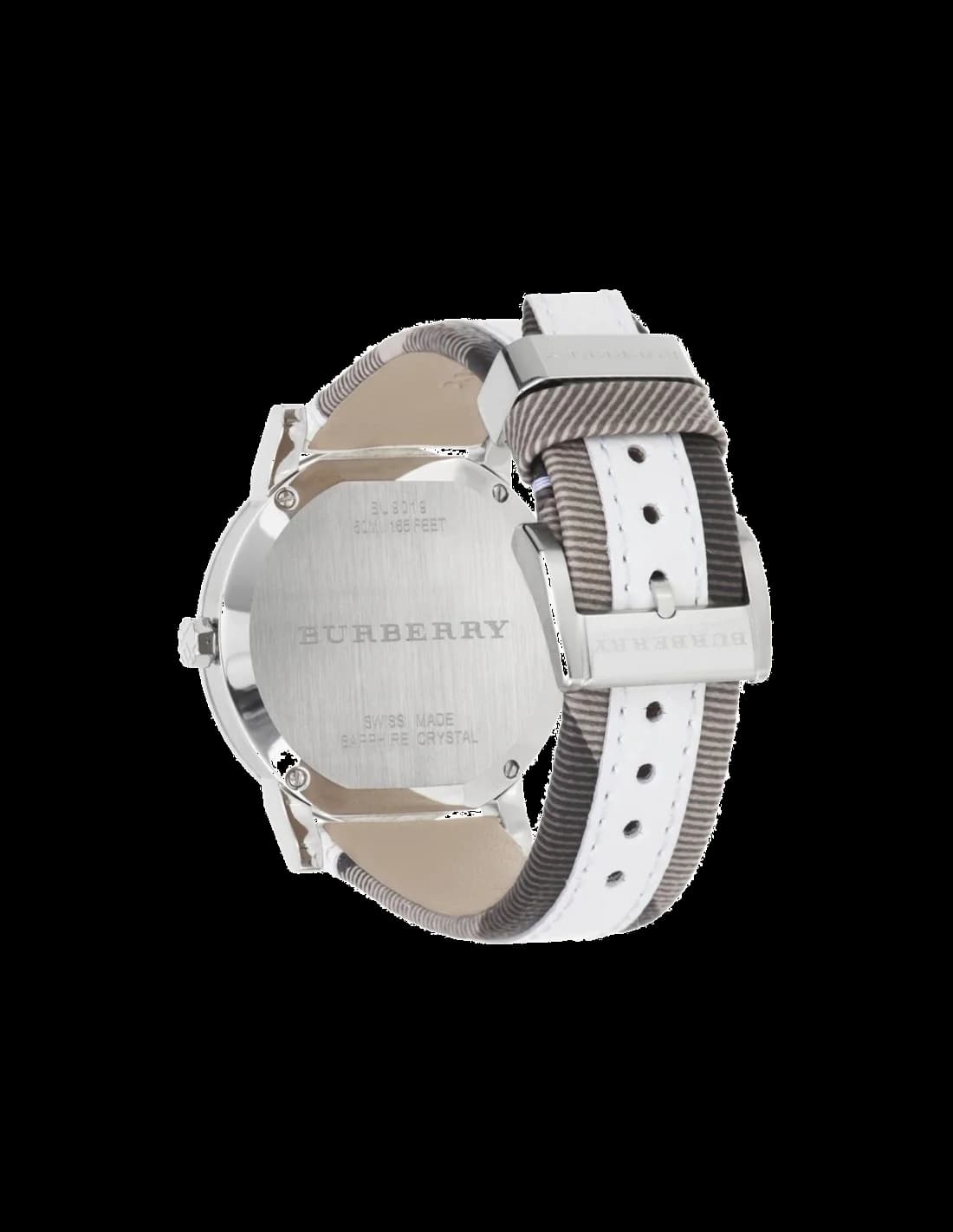 Cadran Burberry BU9019 au cadran argenté avec index bâtons et aiguilles fines, sobriété chic