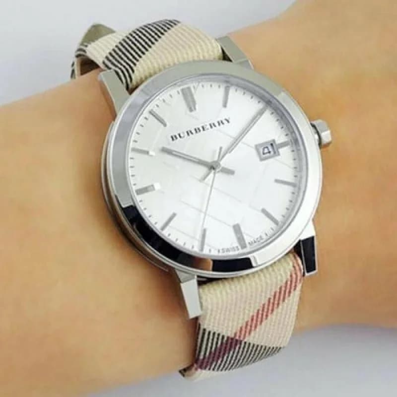 Bracelet Burberry BU9022 en cuir beige avec coutures ton sur ton et boucle ardillon dorée