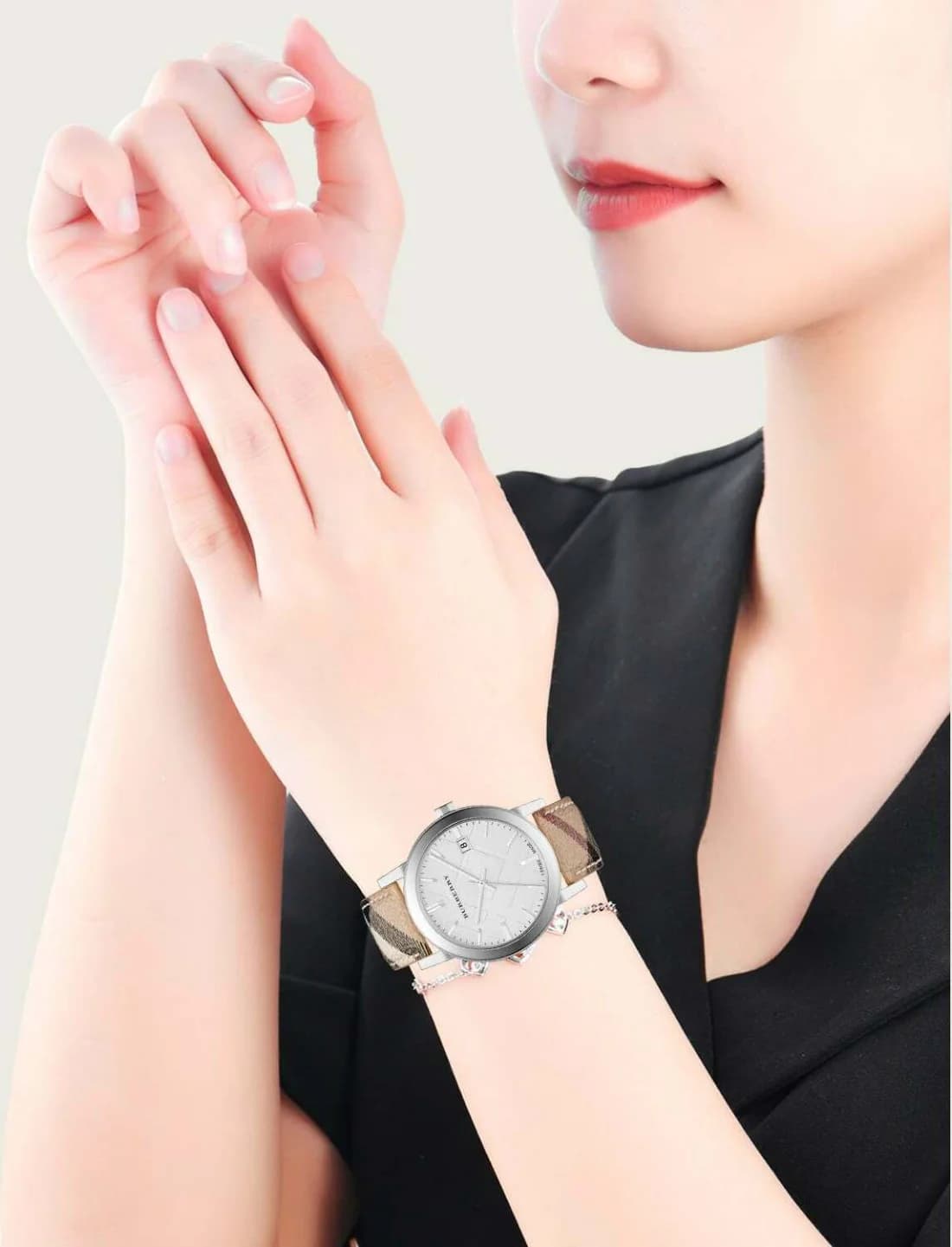 Bracelet Burberry BU9025 en cuir marron avec motif monogramme, boucle ardillon argentée, texture grainée