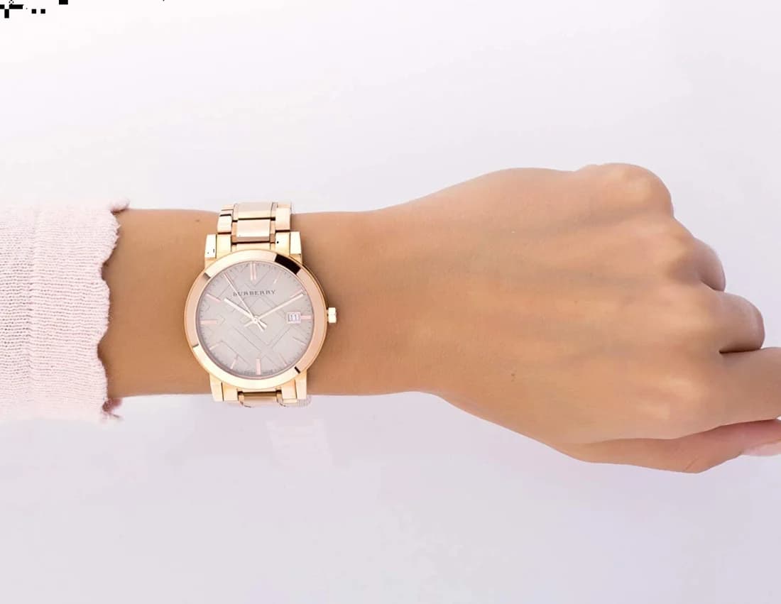 Boîtier Burberry BU9034 rond en acier doré or rose, lunette lisse, verre saphir, profil fin