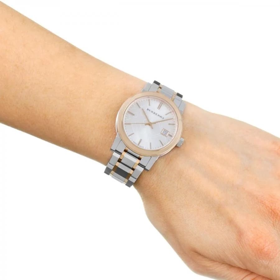 Boîtier Burberry BU9105 en acier poli bicolore, verre saphir, profil élégant et fin