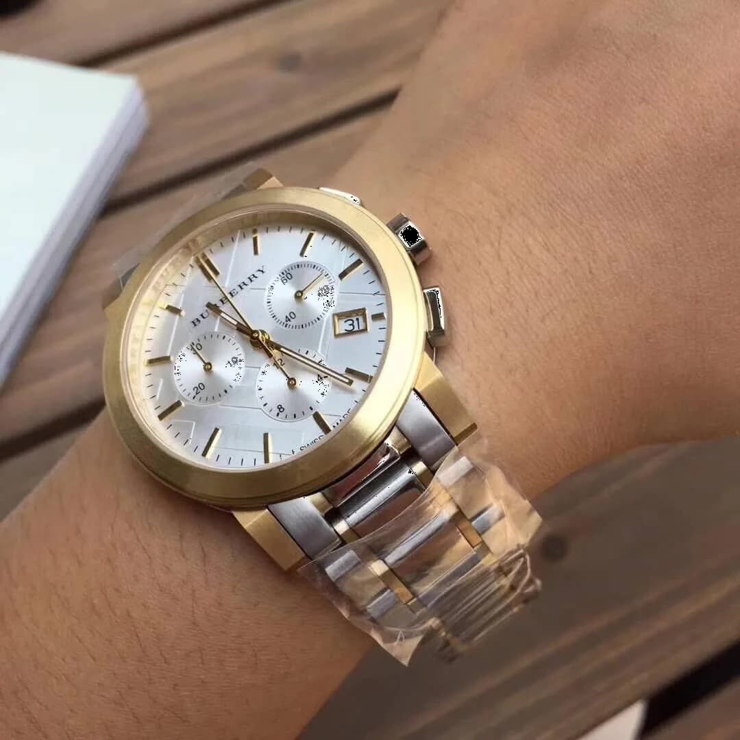 Boîtier Burberry BU9751 en acier bicolore, lunette lisse polie, profil fin et moderne