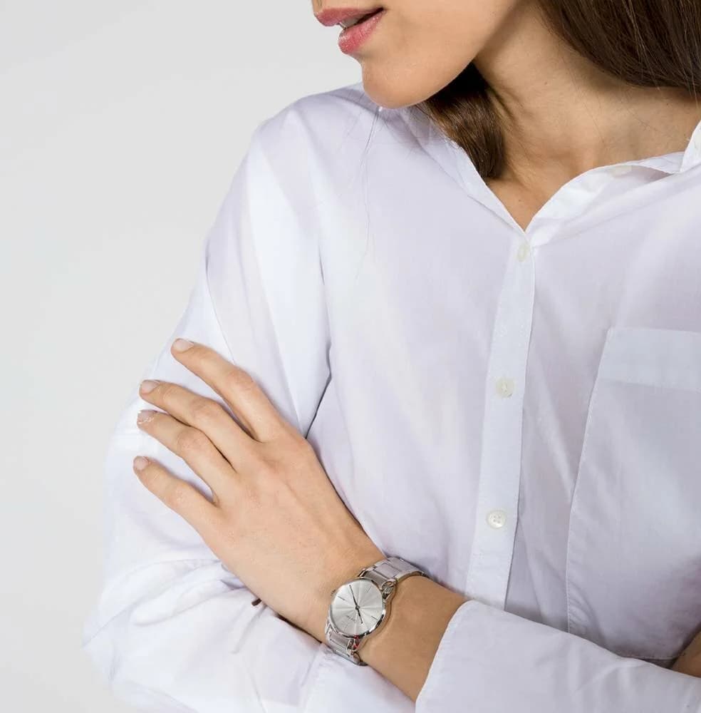Boîtier Calvin Klein K2G23146 en acier inoxydable argenté, lunette lisse, profil fin et élégant