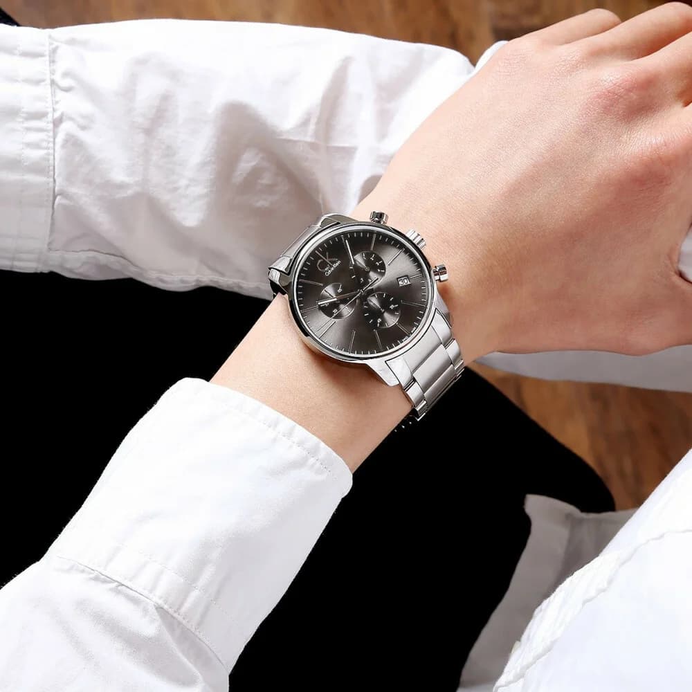 Bracelet Calvin Klein K2G27143 en acier inoxydable brossé avec fermoir déployant et maillons ajustables