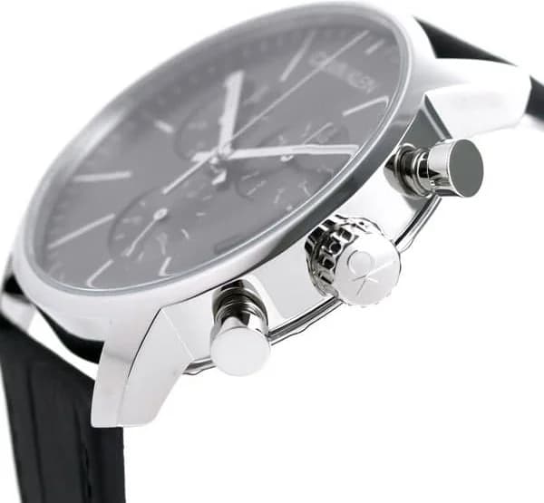 Cadran Calvin Klein K2G271C3 avec guichet date à 4h30, trois compteurs chronographe, aiguilles luminescentes