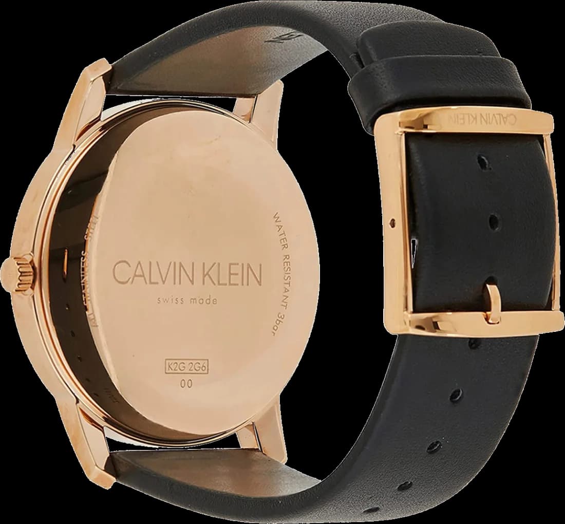 Bracelet Calvin Klein K2G2G6CZ en cuir noir grainé, cousu ton sur ton, se ferme par une boucle ardillon en acier inoxydable