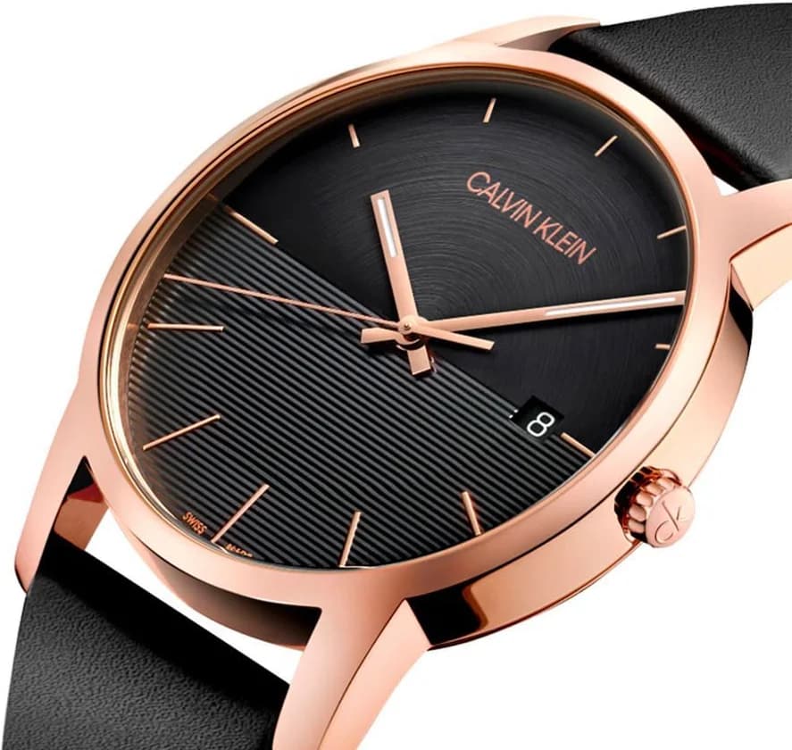 Boîtier Calvin Klein K2G2G6CZ en acier inoxydable brossé, lunette lisse et profil fin de 9 mm d'épaisseur, vue latérale élégante