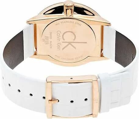 Bracelet Calvin Klein K2U296L6 en cuir blanc avec coutures ton sur ton et boucle ardillon dorée, finition luxueuse et intemporelle