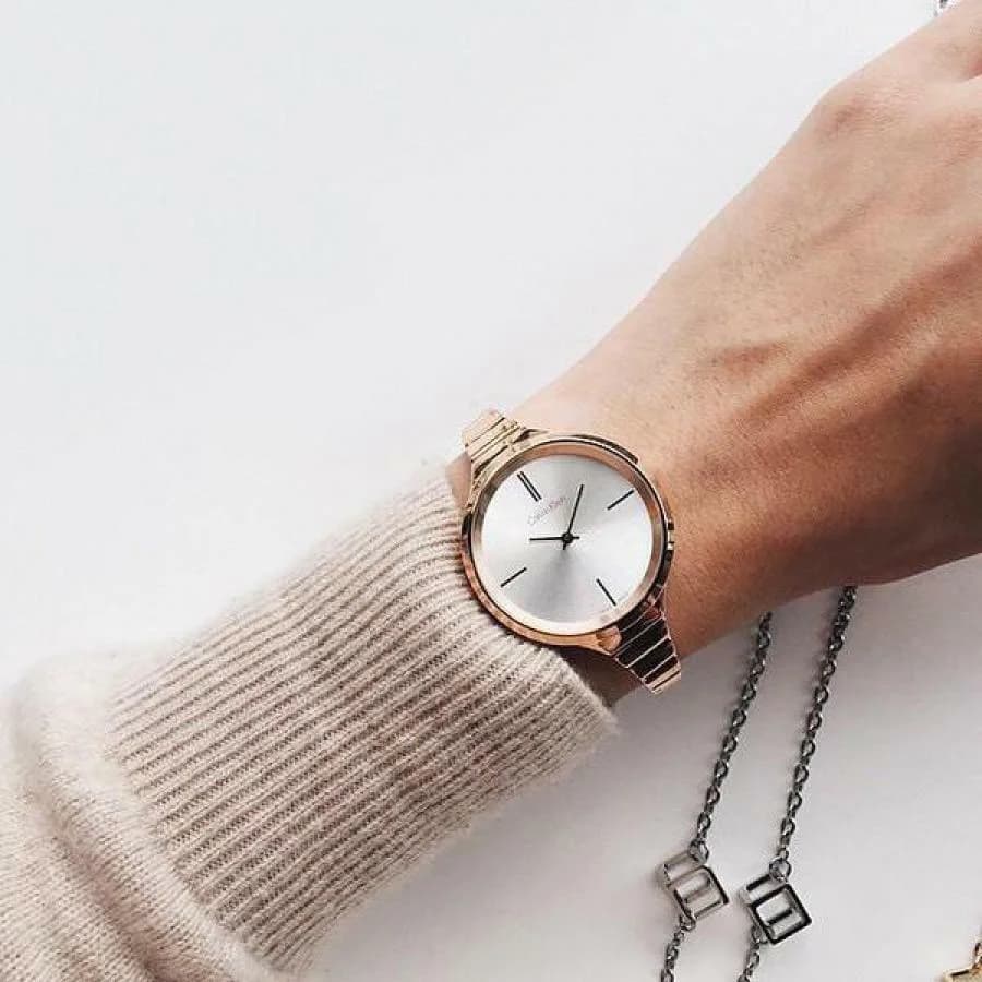 Cadran Calvin Klein K4U23626 blanc épuré aux index bâtons dorés, aiguilles fines, mouvement Swiss Made
