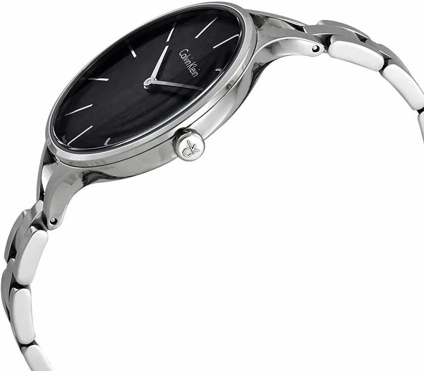 Cadran Calvin Klein K7E23141 aux index bâtons et aiguilles fines sur fond noir épuré