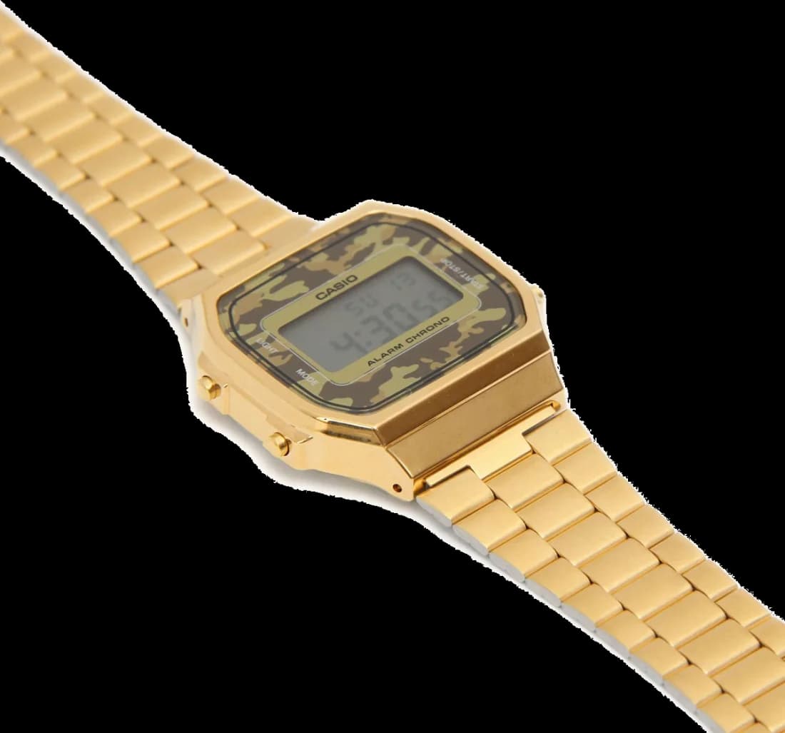 Bracelet Casio A168WEGC-3EF en résine noire texturée avec boucle ardillon dorée, confortable et ajustable au poignet