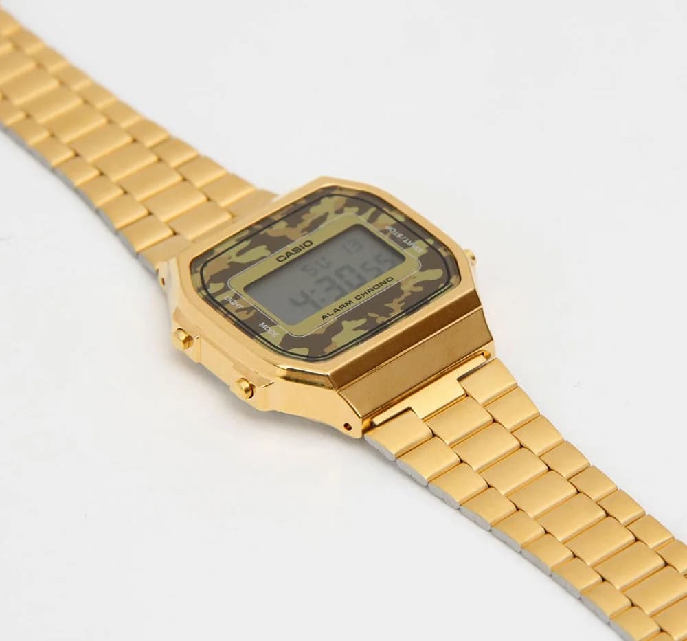 Cadran Casio A168WEGC-5EF avec affichage numérique, motif camouflage marron et index lumineux