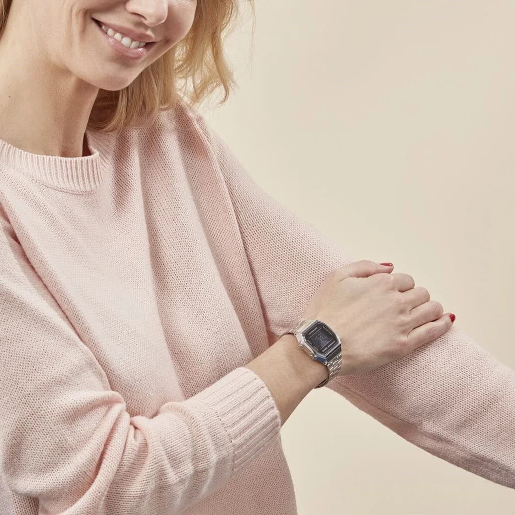 Boîtier Casio A168WEM-1EF rectangulaire en acier inoxydable brossé vu de profil fin et élégant