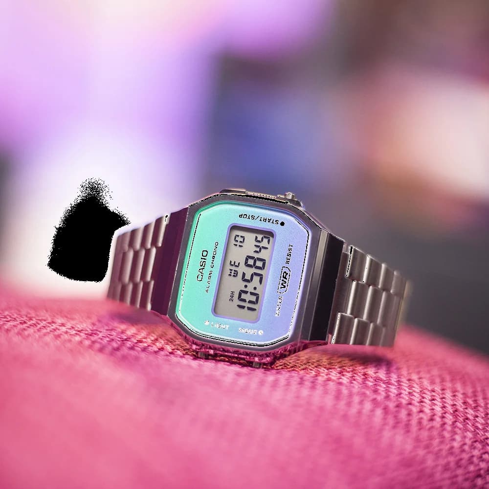 Cadran Casio A168WER-2AEF affichage digital bleu lumineux avec date et heure précises sur fond bleu