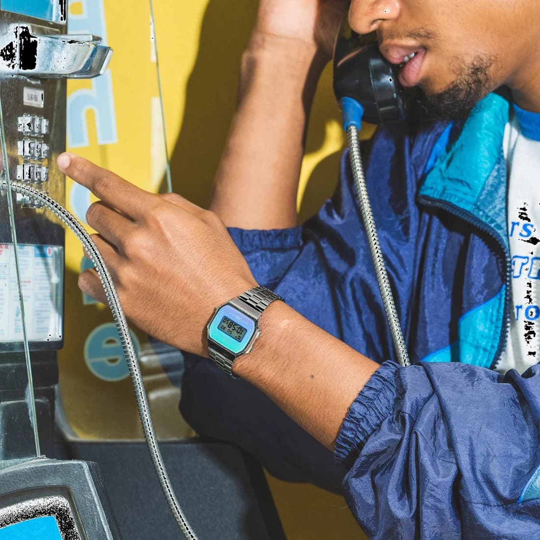 Bracelet Casio A168WER-2AEF acier inoxydable brossé avec fermoir déployant ajustable confortable au poignet