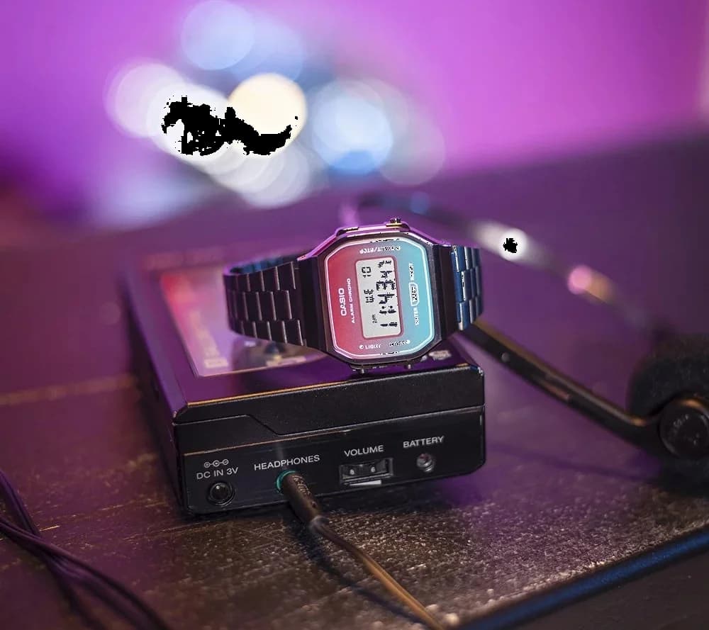 Boîtier Casio A168WERB-2AEF en résine anthracite, lunette carrée, profil fin et élégant