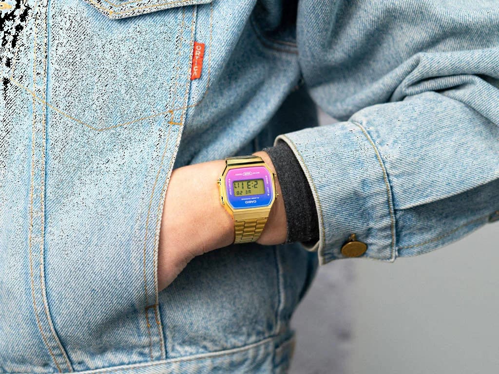 Bracelet Casio A168WERG-2AEF en maille milanaise dorée, fermoir déployante, finition brillante