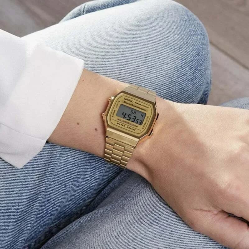 Boîtier Casio A168WG-9EF en acier inoxydable doré, forme rectangulaire, vue de profil fine et discrète