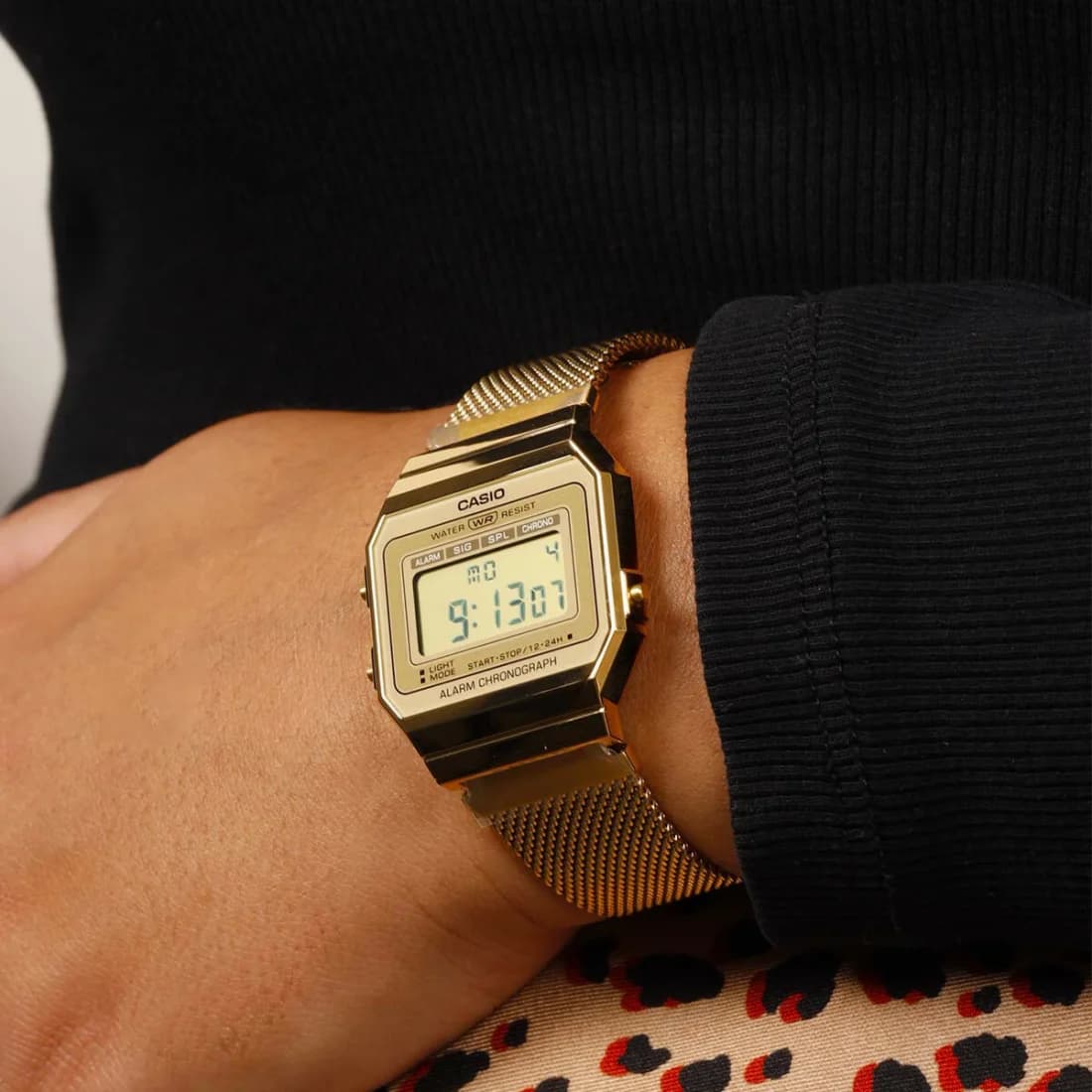 Bracelet Casio A700WEMG-9AEF en maille milanaise dorée souple et brillante, fermoir déployante ajustable