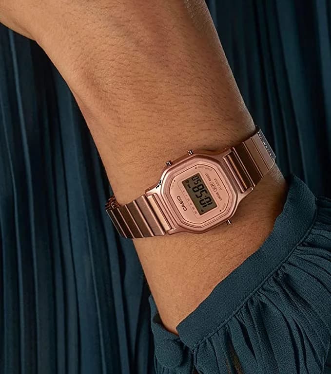 Boîtier Casio LA-11WR-5AEF en métal doré rose fin et profil fin pour un look élégant