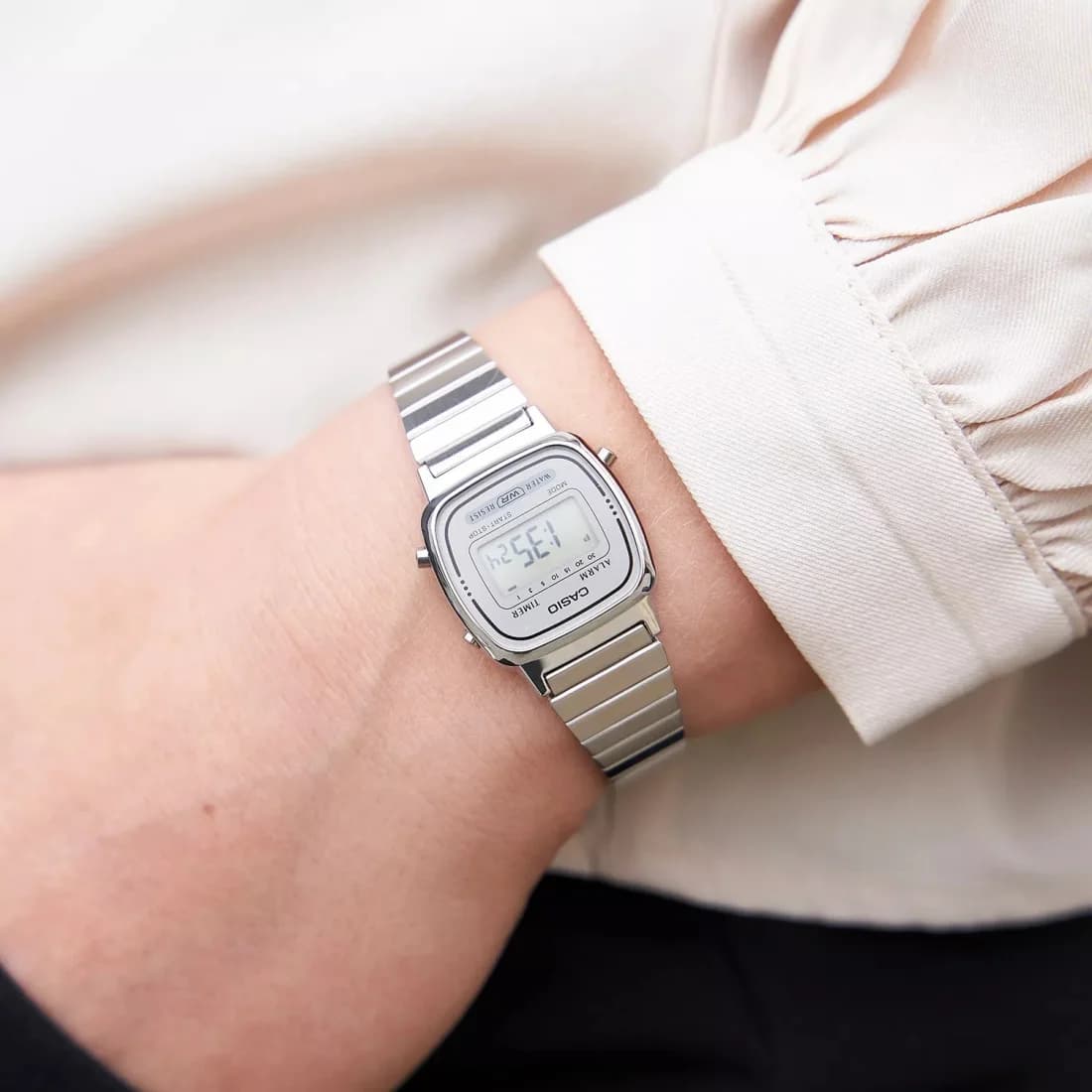 Bracelet Casio LA670WEA-7EF en acier gris brossé à mailles fines, fermoir déployant sécurisé et ajustable