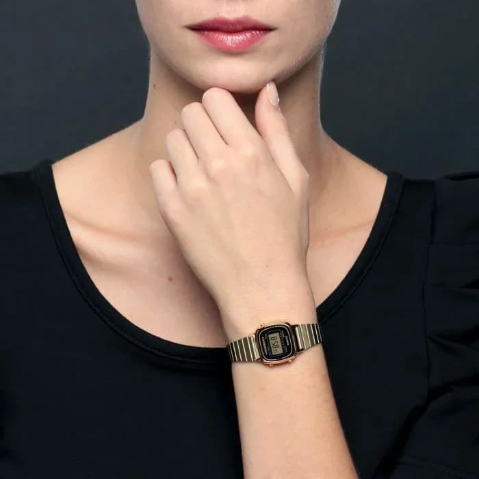 Cadran Casio LA670WEGA-1EF numérique noir avec affichage digital, index lumineux et fonctions date/jour
