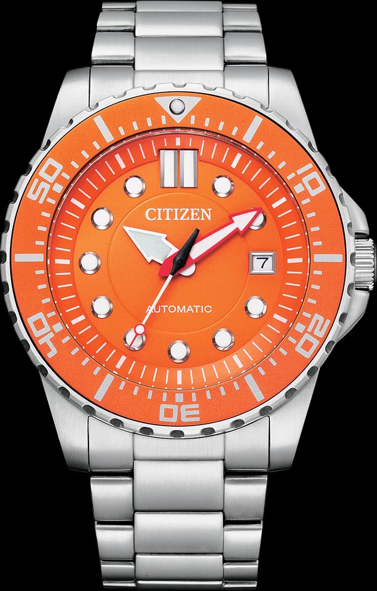 Montre Citizen NJ0128-80X avec cadran orange vif et aiguilles luminescentes sur fond soleil, style sportif moderne