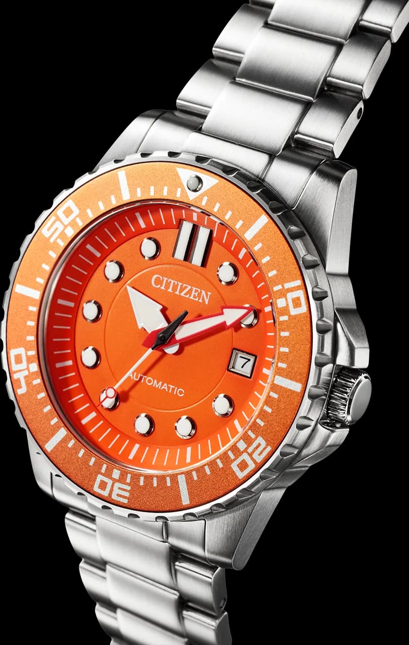 Cadran Citizen NJ0128-80X orange soleillé, index appliqués blancs, aiguilles dauphine, guichet date à 3h, lisibilité optimale