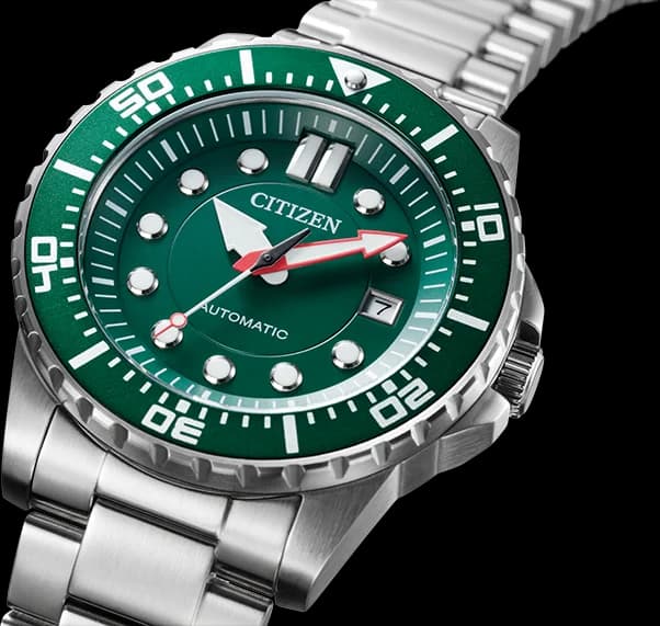 Cadran Citizen NJ0129-87X vert soleil, index appliqués blancs, aiguilles lumineuses, guichet date à 3 heures