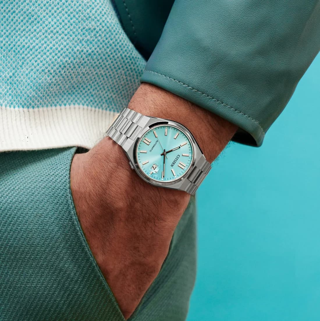 Boîtier Citizen NJ0151-88M en acier rond 40mm lunette fine polie et cornes intégrées vue profil