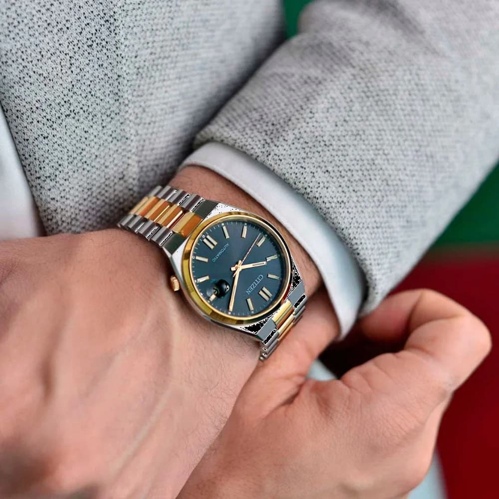 Boîtier Citizen NJ0154-80H de 40 mm en acier bicolore, lunette lisse, glace saphir, profil fin et raffiné