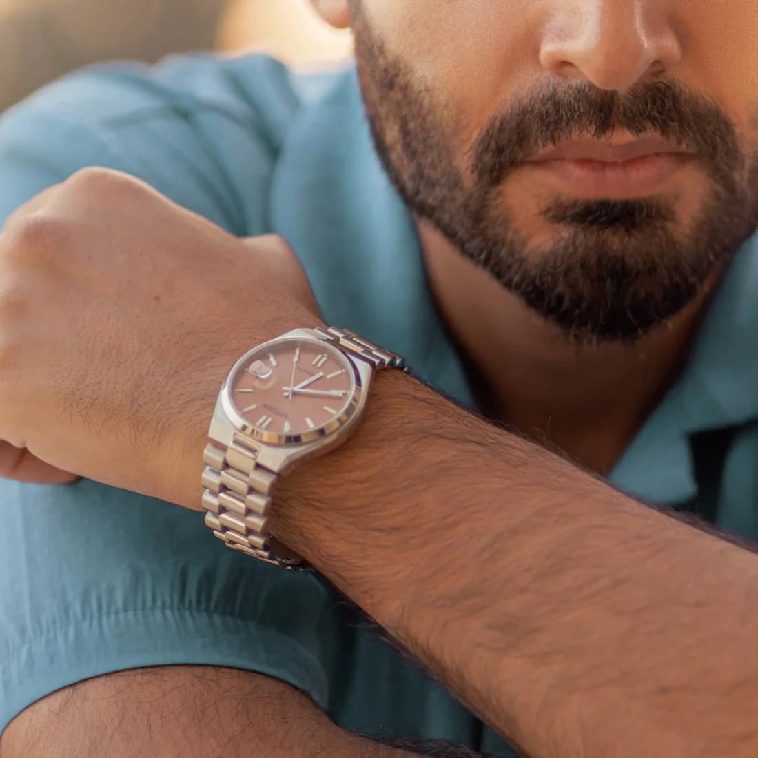 Boîtier Citizen NJ0158-89Y rond en acier de 40 mm, lunette lisse et verre saphir vu de profil