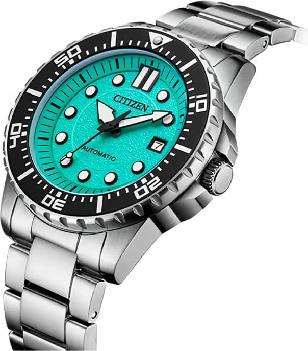 Cadran Citizen NJ0170-83X détail des index appliqués argentés, aiguilles fines et guichet date à 3h sur fond bleu soleil