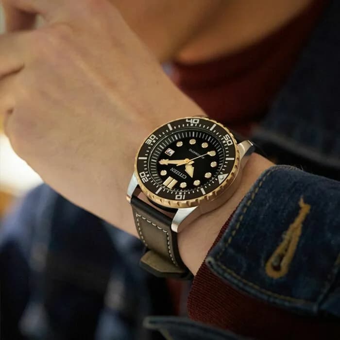 Montre Citizen NJ0176-10E Automatique Sport Cadran Noir et Bracelet Cuir vue 4