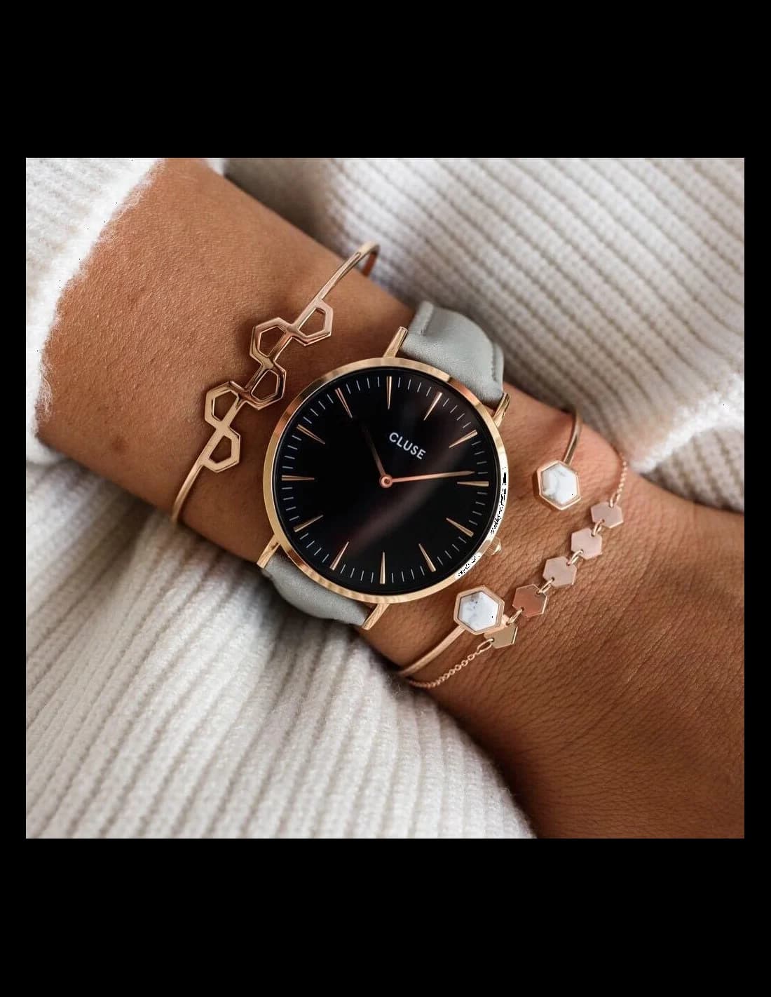Bracelet Cluse CL18018 en cuir gris clair, texture lisse, boucle ardillon en acier doré, ajustement confortable