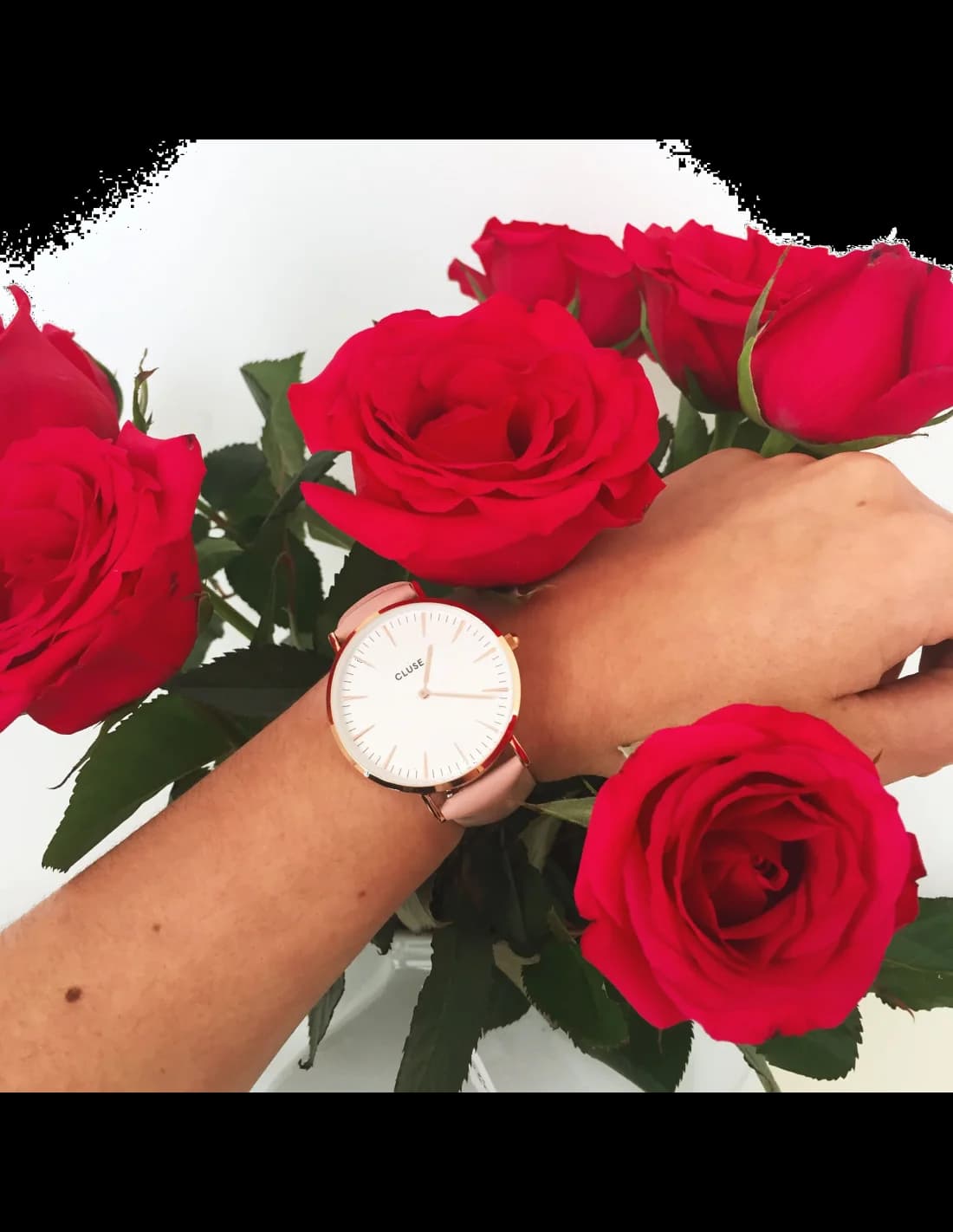 Bracelet Cluse CL18014 en cuir rose poudré à boucle ardillon dorée, finition lisse et élégante, 14 mm de largeur