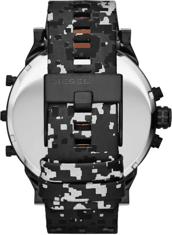 Cadran Diesel DZ7311 compteur chronographe et date à 4h30, index bâtons blancs sur fond noir mat