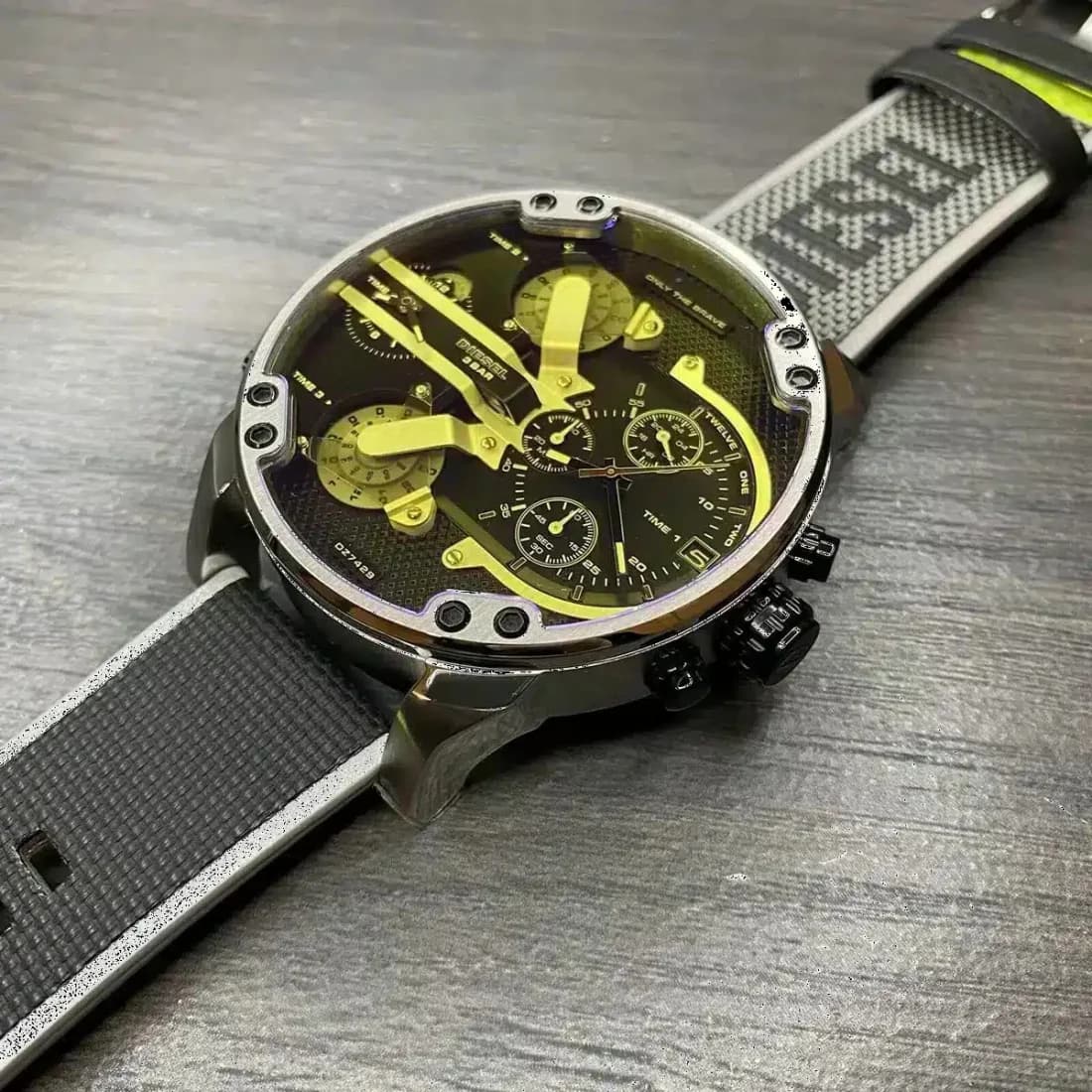 Bracelet Diesel DZ7429 en silicone fluo, fermoir boucle ardillon, confort et look sportif
