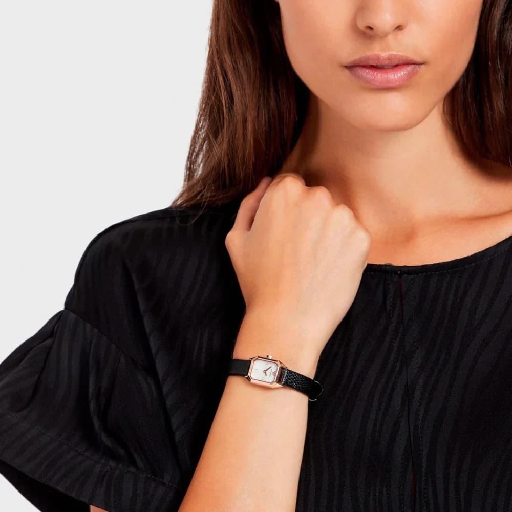 Boîtier Emporio Armani AR11248 en acier doré de forme octogonale, lunette lisse, vue profil mince et sophistiqué