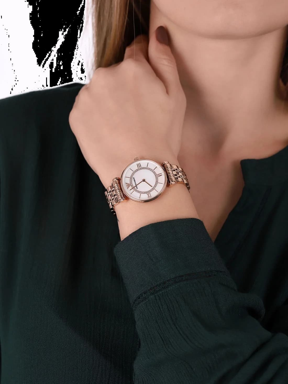 Boîtier Emporio Armani AR1909 rond en acier or rose, lunette lisse, vue de profil fine