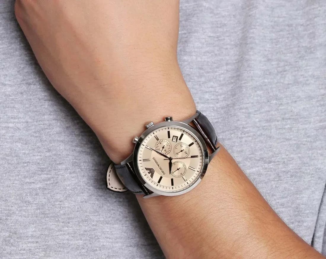 Bracelet Emporio Armani AR2433 en cuir marron avec coutures contrastantes, boucle ardillon en acier