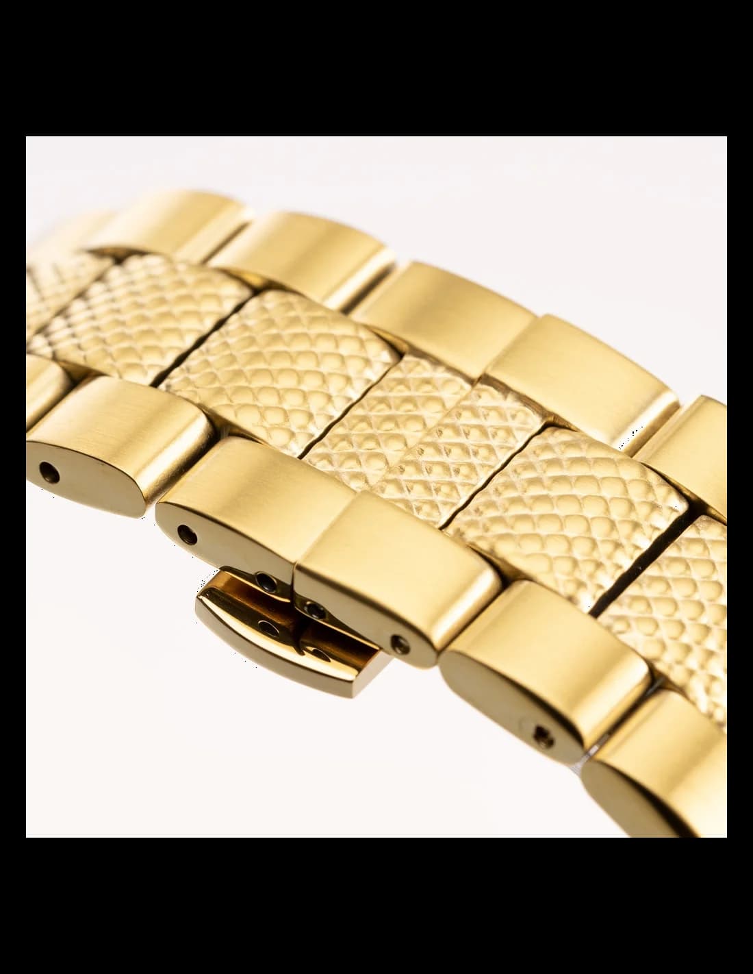 Bracelet Emporio Armani AR5857 en acier inoxydable brossé, maillons larges, fermoir déployant triple bouton-poussoir