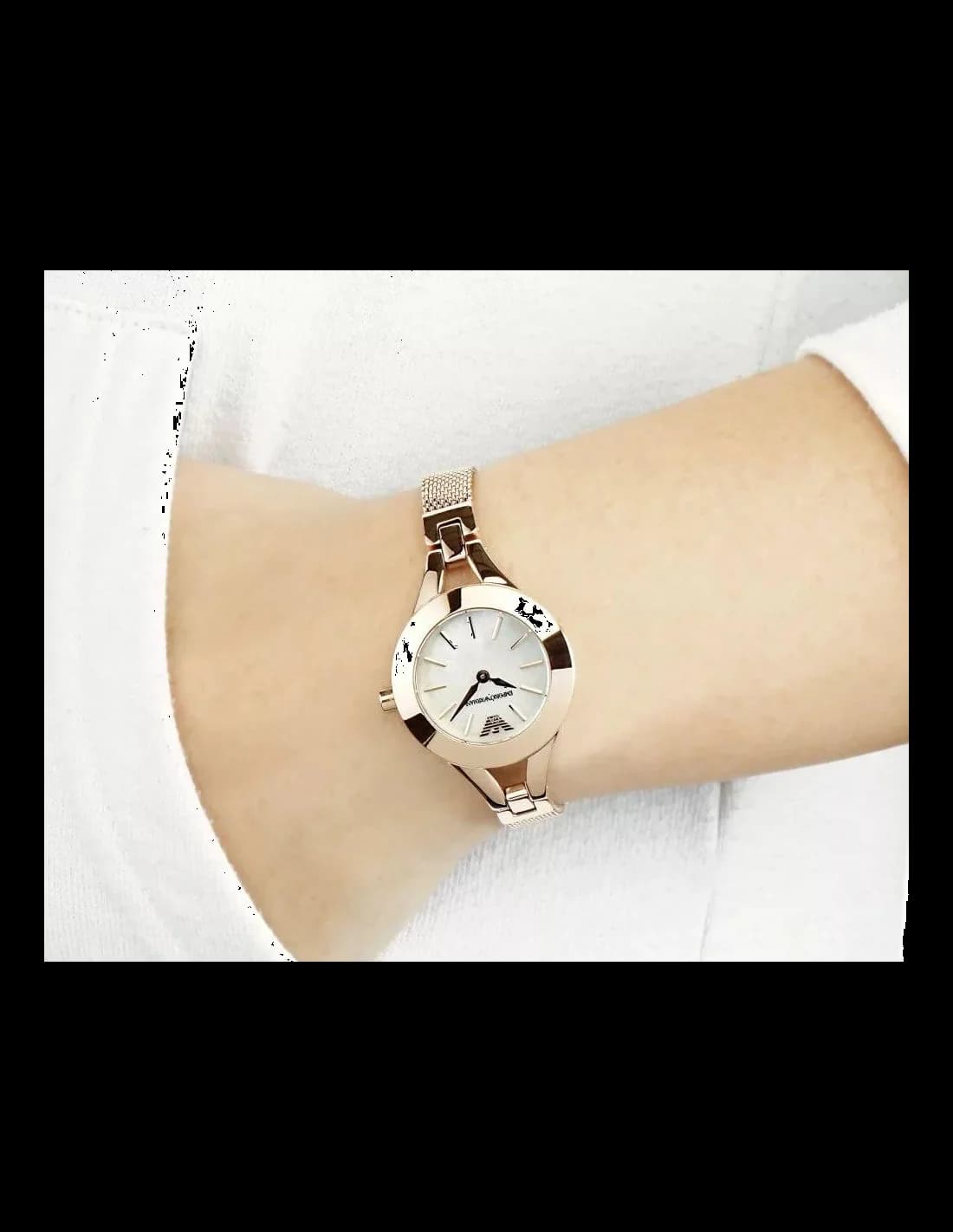 Boîtier Emporio Armani AR7329 en acier or rose, lunette lisse et profil fin, bracelet intégré harmonieux