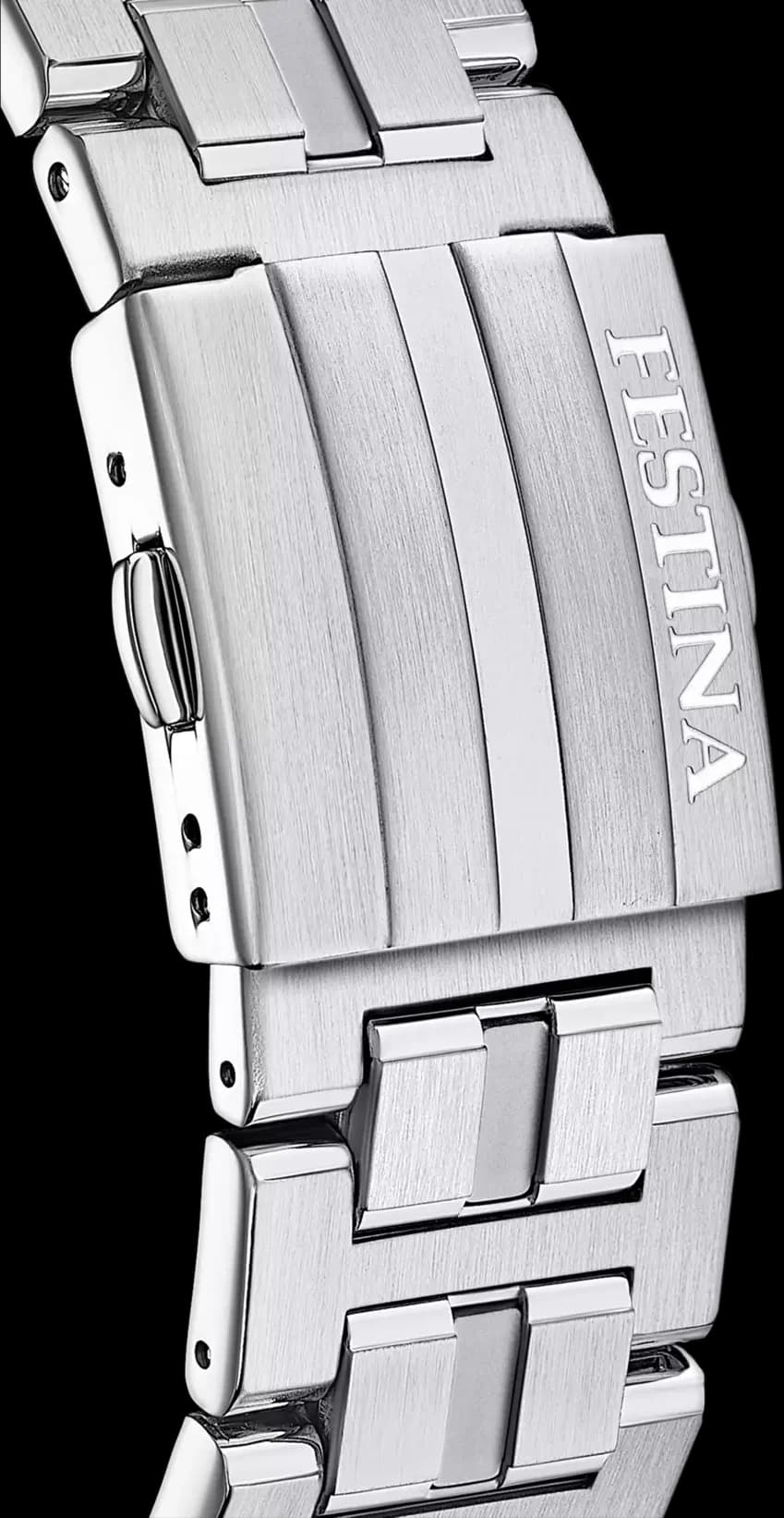 Cadran Festina F20327/8 détail du cadran noir avec compteurs chrono, date à 4h30 et aiguilles luminescentes